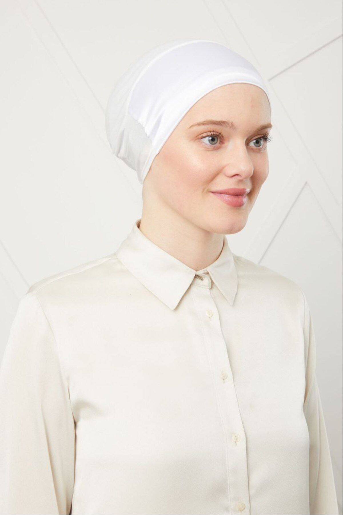 Kadın Tesettür Bağlamalı Saten Bone Beyaz - Standart