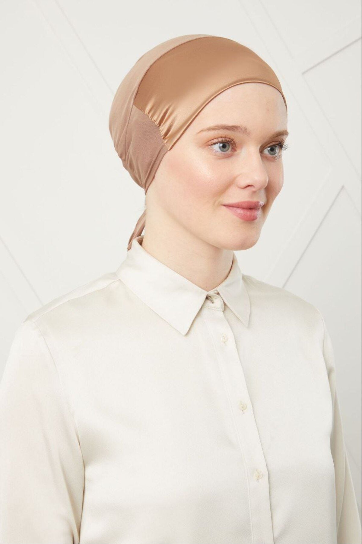 Kadın Tesettür Bağlamalı Saten Bone Taba Rengi - Standart