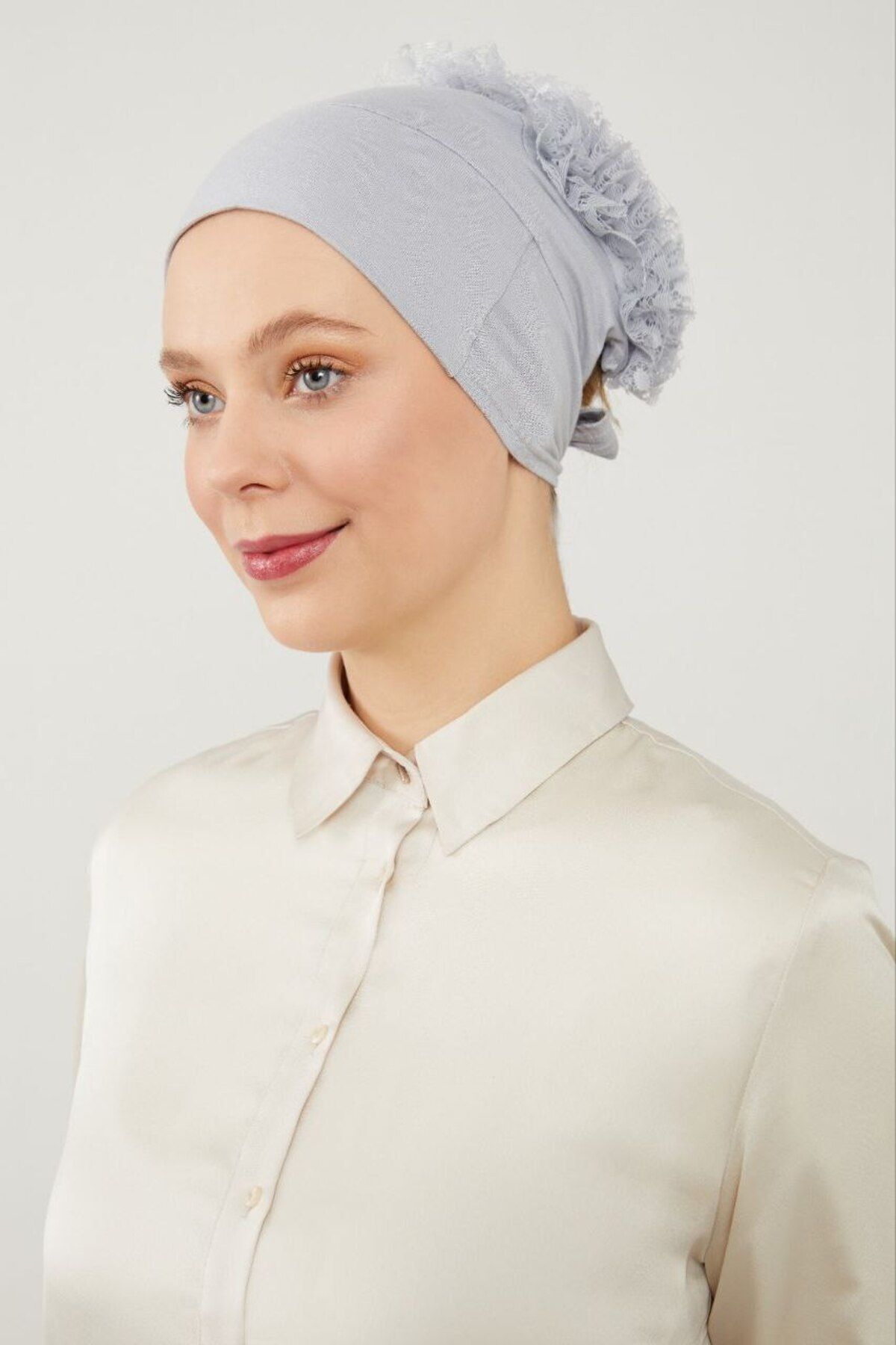 Kadın Tesettür Silikonlu Kaymaz Fırfırlı Dolgulu Topuz Bone Açık Gri-Açık Gri - Standart