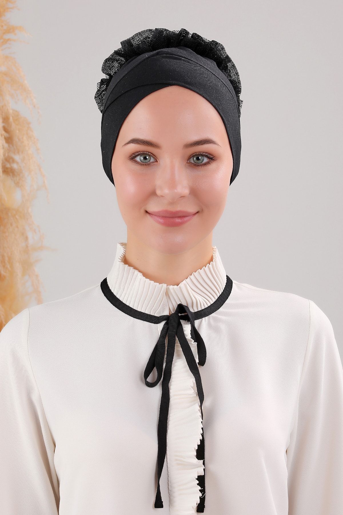 Tesettür Fırfırlı Çapraz Bone Siyah - Standart