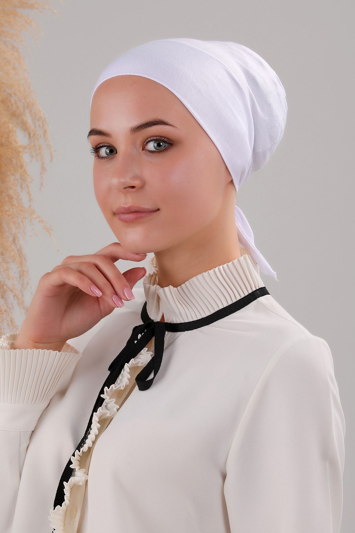 Tesettür Geçmeli Bağcıklı Viskon Likralı Bone Beyaz - Standart